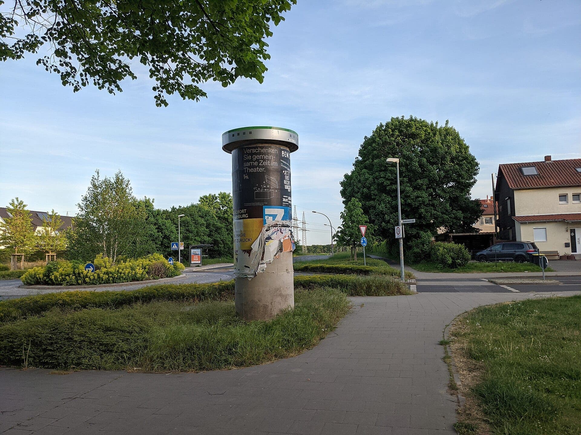 Une colonne d'affichage couverte d'affiches arrachées