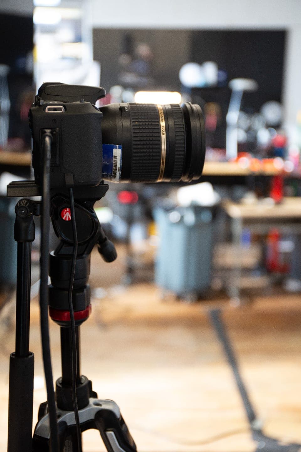 Un appareil photo monté sur trépied, en studio